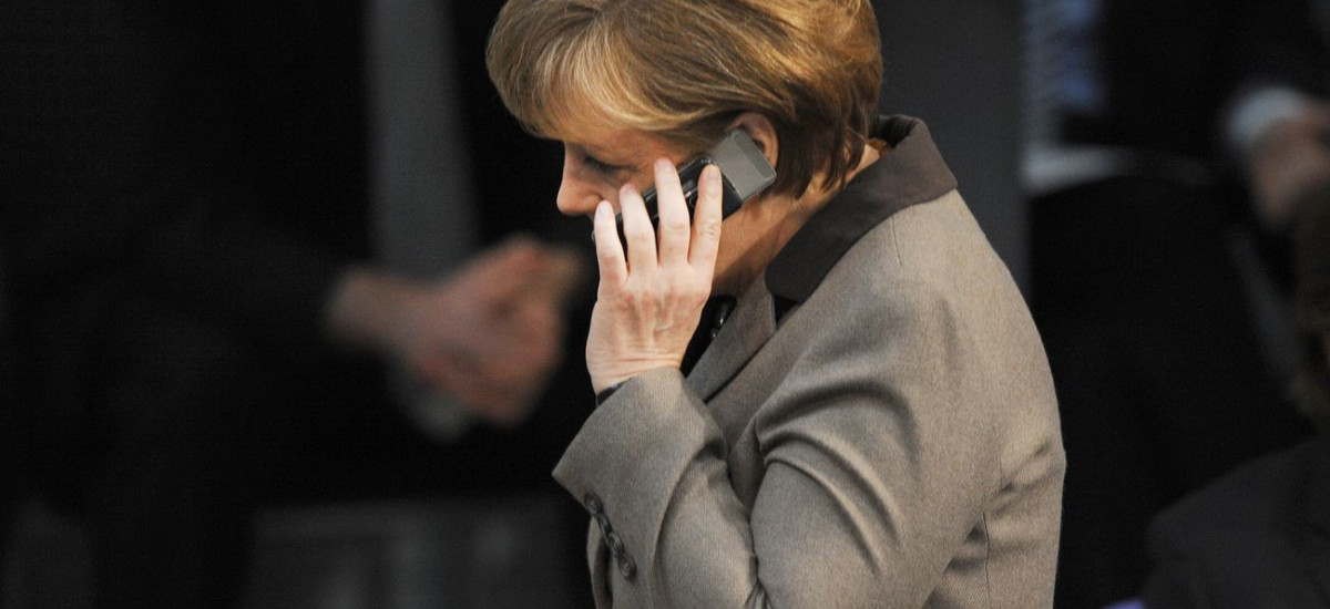Angela Merkel beim Telefonieren