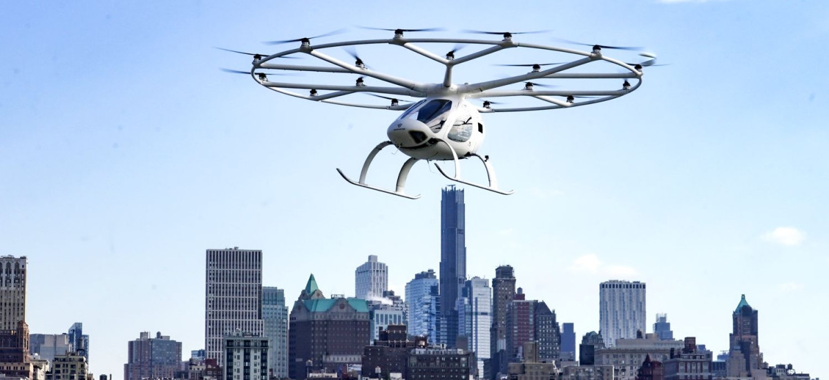 Fliegendes Flugtaxi über Skyline