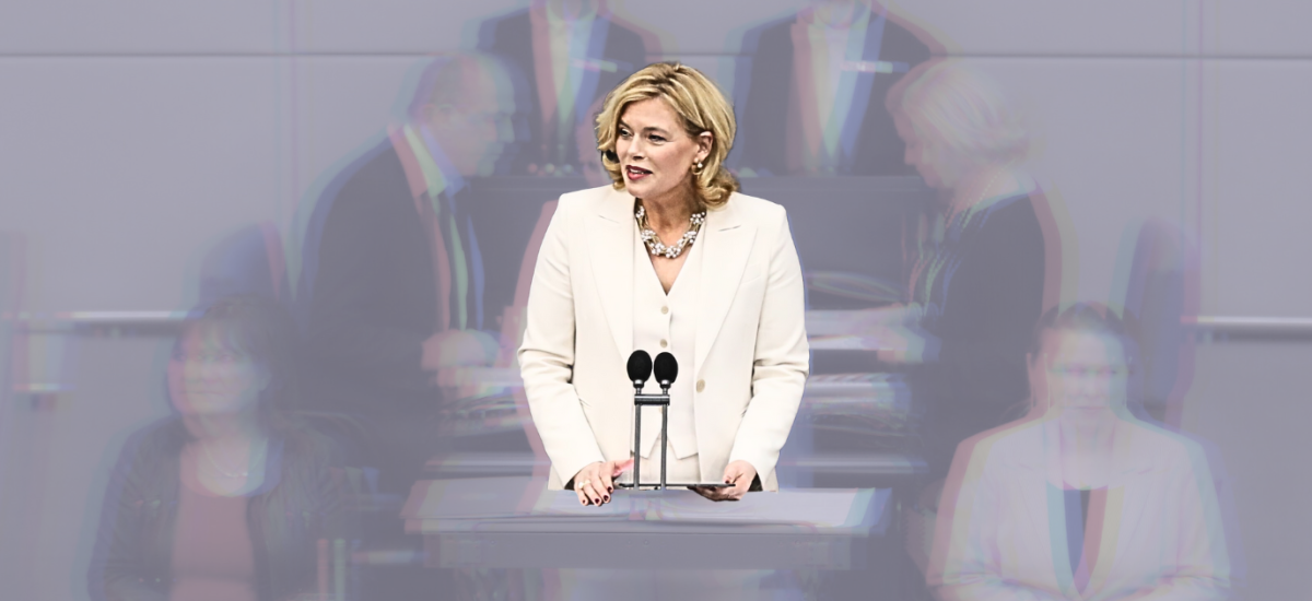 Julia Klöckner am Pult des Bundestagspräsidiums im Deutschen Bundestag