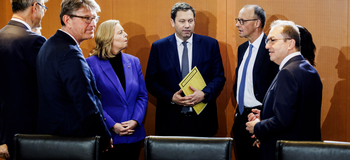 Regierungsmitglieder im Kabinettssaal