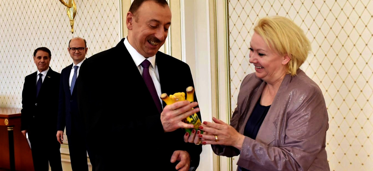 Karin Strenz, Vorsitzende der Deutsch-Südkaukasischen Parlamentariergruppe, überreicht dem aserbaidschanischen Staatspräsidenten İlham Əliyev ein Gastgeschenk. (14. Mai 2025)