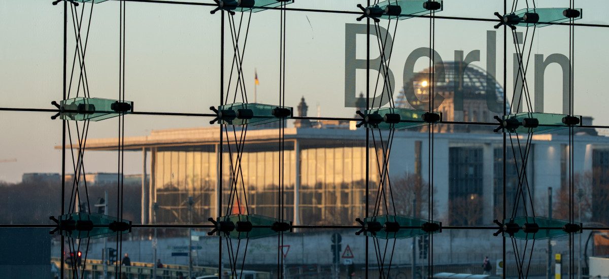 Blick aus dem Berliner Hauptbahnhof auf das Reichstagsgebäude mit dem Deutschen Bundestag und dem Paul-Löbe-Haus im abendlichen Licht bei Sonnenuntergang im Januar 2026