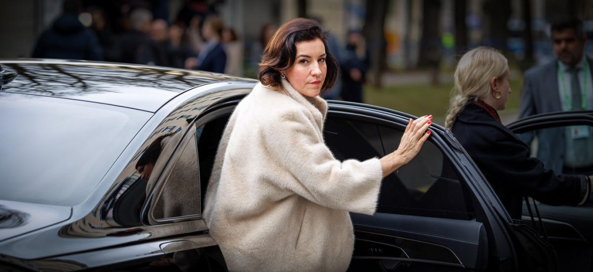 Dorothee Bär steigt aus einem schwarzen Auto und blickt in die Kamera