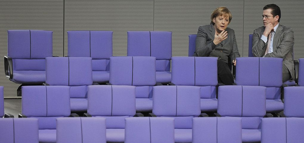 Karl-Theodor zu Guttenberg und Angela Merkel im Bundestag (2010)