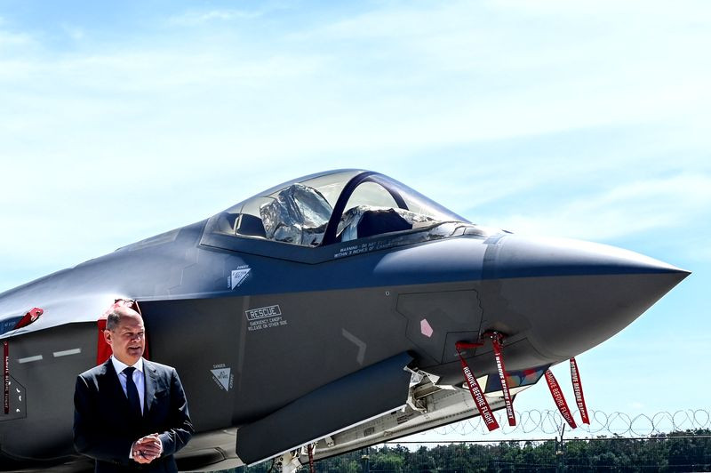 Kanzler Olaf Scholz vor F-35 Kampfjet des Herstellers Lockheed Martin