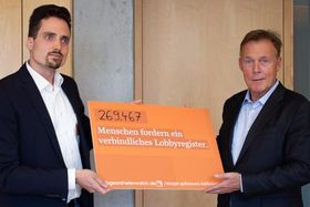 Roman Ebener von abgeordnetenwatch.de mit Thomas Oppermann (SPD) Roman Ebener von abgeordnetenwatch.de mit Thomas Oppermann (SPD)