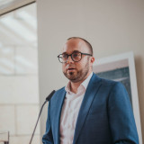 Der Landtagsabgeordnete Dr. Bastian Hartmann steht am Redepult im Landtag NRW.