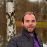 Johannes Eidt Kandidat im Vordergrund. Im Hintergrund Wald und See.