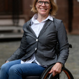 Portraitfoto Anke Glenz im Rollstuhl
