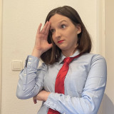 Die Kandidatin fässt sich an den Kopf, ihr verzweifelter Blick wurde durch die jahrelange Politik alter weißer Männer hervorgerufen 