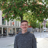 Das Bild zeigt den Kandidaten Daniel Wagner vor einem Kastanienbaum in der Göppinger Innenstadt.