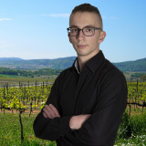 Felix Eichner Bild von Felix Eichner Im Hintergrund sind Weinreben zu sehen.