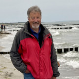 Dieter Wiebusch Strand an der Ostsee, Buhnen ins Meer, Mann in lässiger Haltung