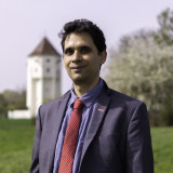 Sven Oujla Portrait von Sven Oujla. Im Hintergrund zu sehen ist der Kirchentellinsfurter Wasserturm und ein Baum zu sehen.