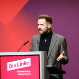 Jonas Löffler am Rednerpult beim Ladesvertreter:innentag der Partei Die Linke MV 2026 in Rostock