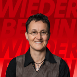 Foto des Kandidaten auf rotem Hintergrund