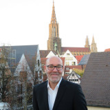 Profilbild Uwe Hoffmann mit Blick auf die Ulmer Altstadt