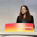 Maja Pfister an einem Rednerpult 