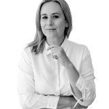 Nicole Faulhaber Frau mit weißer Bluse