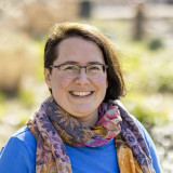 Corinna Balkow Ein Person mit braunen Haaren lächelt in die Kamera