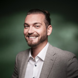 Yannick Veits blickt lächelnd in die Kamera