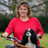 Claudia Mollenschott Claudia Mollenschott unterwegs mit dem Fahrrad und ihrem Hund Debbie.