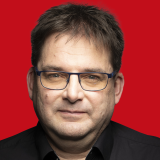 Ralf Wätzig Bild von Ralf Wätzig vor rotem Hintergrund
