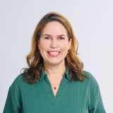 Sona Terlohr Porträt von Sona Terlohr, lächelnd, mit grüner Bluse und schulterlangen Haaren