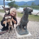 Maddy und ich neben Thomas Manns Hund "Bauschan" vom Bildhauer Quirin Roth in Gmund am Tegernsee.