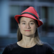 Portraiaufnahme von Anke Domscheit-Berg mit rotem Hut