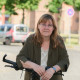 Jutta Wegner mit Fahrrad, Marienkirche Neubrandenburg