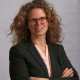 Bianca Hegmann Portrait Bild blon, rote Brille, Schwarzes Sack, lächeln