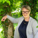 Martina Thalmayr lehnt sich an einen Baum 