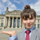 Portrait von Kanzlerinkandidatin Martens vor dem Deutschen Bundestag