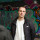 Eric Stehr im Zentrum des Bildes. Im Hintergrund eine Graffiti-Wand.
