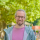 André Schulze vor grünem Hintergrund aus Bäumen