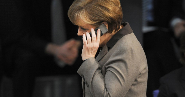 Angela Merkel beim Telefonieren