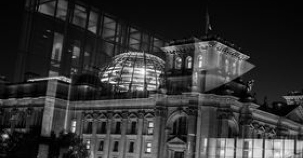 Reichstagsgebäude bei Nacht