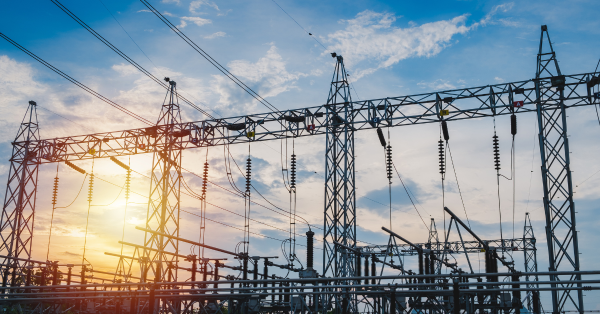 Umspannwerk vor blauem Himmel