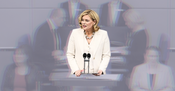 Julia Klöckner am Pult des Bundestagspräsidiums im Deutschen Bundestag