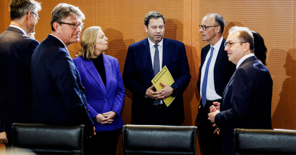 Regierungsmitglieder im Kabinettssaal