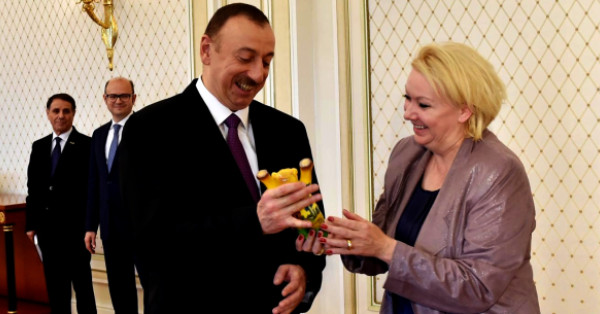 Karin Strenz, Vorsitzende der Deutsch-Südkaukasischen Parlamentariergruppe, überreicht dem aserbaidschanischen Staatspräsidenten İlham Əliyev ein Gastgeschenk. (14. Mai 2025)