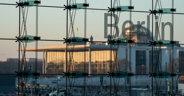 Blick aus dem Berliner Hauptbahnhof auf das Reichstagsgebäude mit dem Deutschen Bundestag und dem Paul-Löbe-Haus im abendlichen Licht bei Sonnenuntergang im Januar 2026