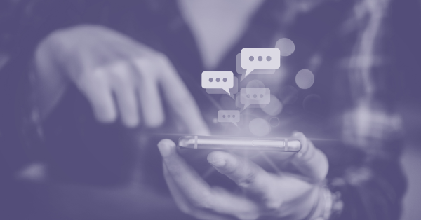 Foto von Smartphone in Frauenhand aus dem Textnachrichten strömen