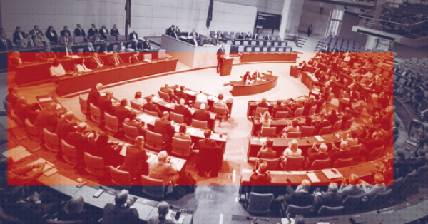 Plenarsaal während einer Bundestagssitzung, ein Teil der Abgeordneten über alle Fraktionen hinweg ist orange hervorgehoben
