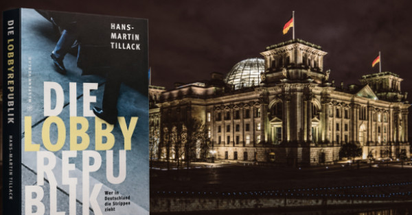 Die Grafik zeigt eine Kollage aus dem Buchtitel "Die Lobbyrepublik" des Autors Hans-Martin Tillack vor einem Foto des Reichstags per Nacht im Hintergrund.