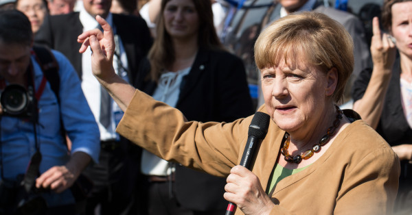 Angela Merkel vor einer Gruppe Menschen