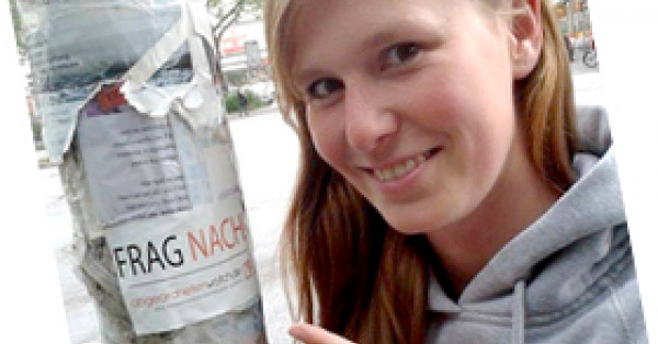Sarah Lang mit dem abgeordnetenwatch.de-Sticker