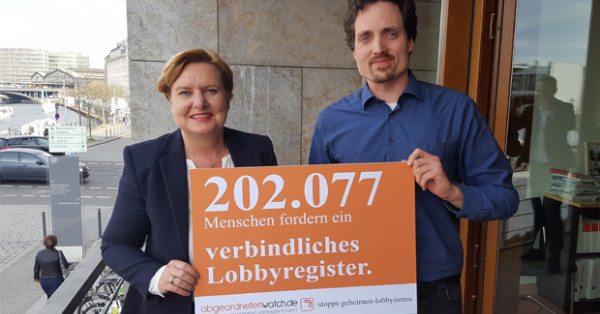 Eva Högl, SPD und Roman Ebener mit unserem Plakat für 202.077 Unterschriften zum Thema Lobbyregister