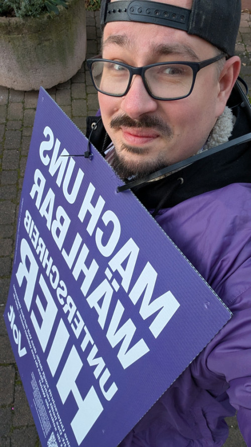 Thomas Ponier-Kröhl beim Unterschriften sammeln im Dezember 2024